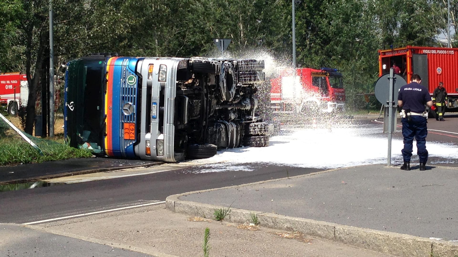 Een vrachtwagen die opzij is gevallen