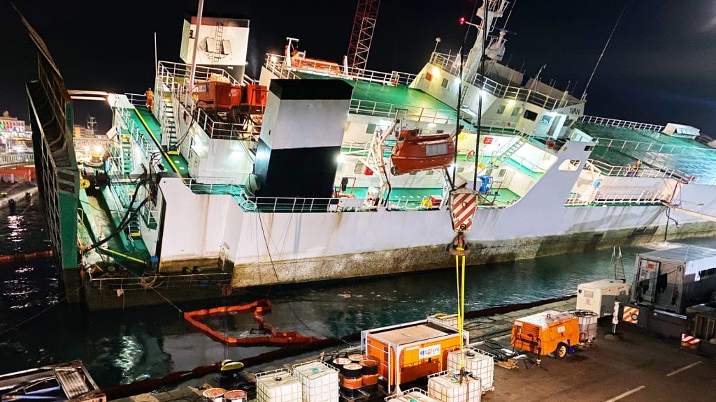 Navire à moitié coulé dans un port