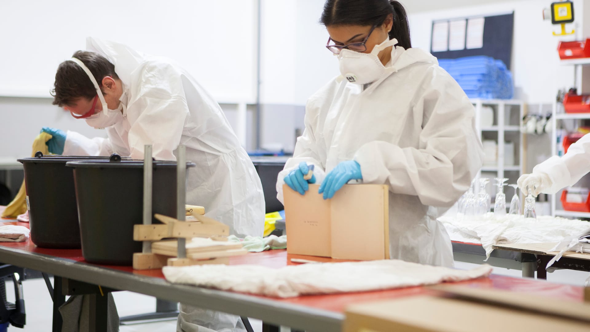 Un employé qui porte des lunettes de protection pour éviter d'inhaler des substances dangereuses