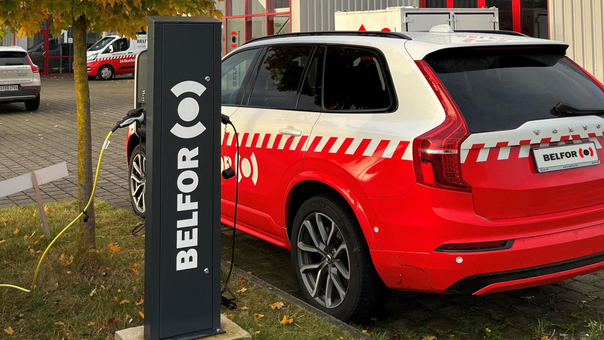 Ein BELFOR E-Auto an einer Ladestation