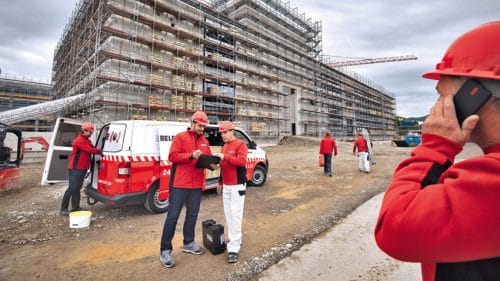 Ein Team von BELFOR-Experten führt einen Plan in einem beschädigten Gebiet durch