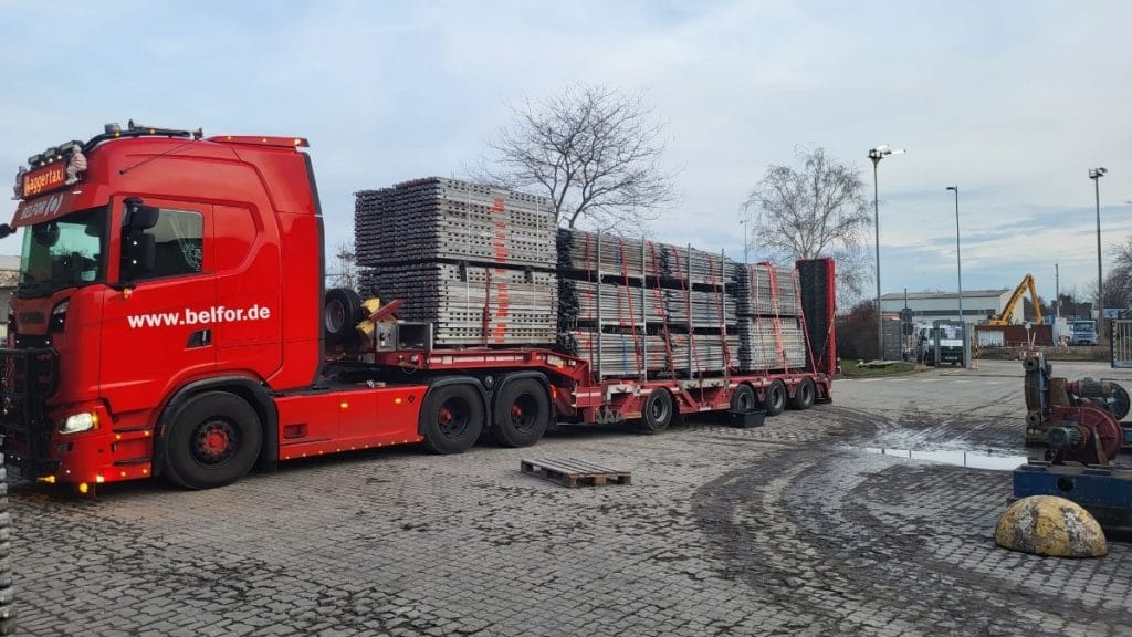 BELFOR Truck mit Gerüsten