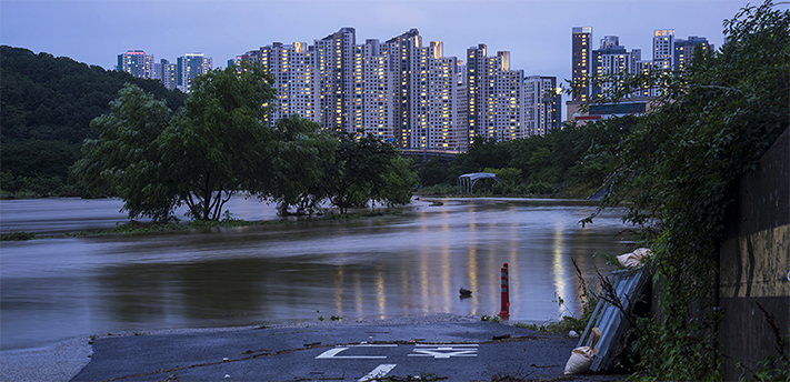 A river in fromt of skyscrapers