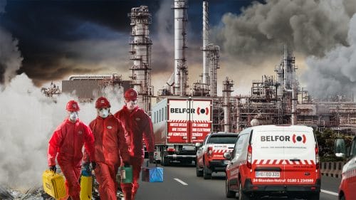 Een team van BELFOR-experts met voertuigen op de achtergrond